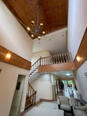 Spectacular 6-Bed Villa: Hoops, Games & Luxury Galore!